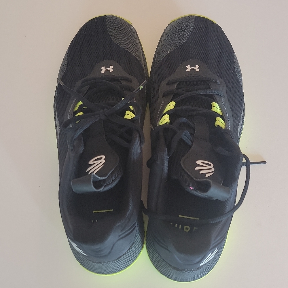 Under Armour Men's Black and Yellow Running Shoes